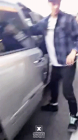 taemono:  Luhan seducing Sehun to change vans 