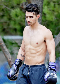 jonasgalaxy:  Joe Jonas showing off his insane