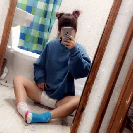 lilpuppybear:  I check my own diapy.. but I wish I hads someone to check it for me.