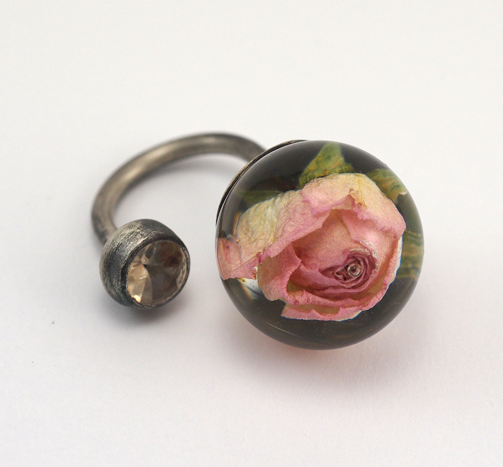 culturenlifestyle:Art Nouveau Rings with Encapsulated Flowers and Resin by Sylwia