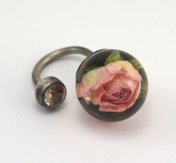 culturenlifestyle:Art Nouveau Rings with Encapsulated Flowers and Resin by Sylwia Calus Polish jewelry maker Sylwia Calus has been designing jewelry for the past four years, which specializes in silver and polyester resin. She delicately uses these