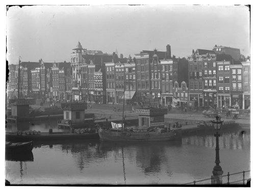 jeroenapers:  Foto’s uit 1896 van het Damrak, gemaakt door Jacob Olie. Op de plek waar ik meer dan 10 jaar geleden mijn eerste zelfstandige bureau huurde, stonden twee opvallend kleine huisjes die tot begin 19de eeuw daar bleven staan. Rond 1901 is