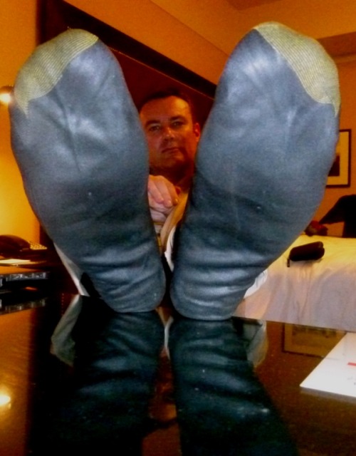 lovebigmanfeet:mastersocksub:Look at that shine - and imagine the rest!Wish i was under these, mmmTh