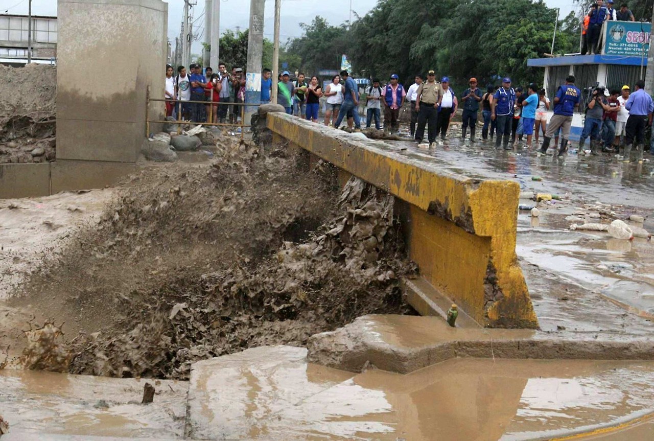 Desastre en Perú: Decenas de muertos, inundaciones, avalanchas de barro y piedras causadas por la temporada de lluvias. El fenómeno climático ya afectó a más de 546.000 personas y destruyó 6.500 viviendas, 27 escuelas y un centro de salud. No hay...