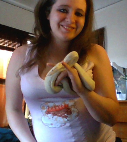 magestea: cake-the-snake: Excuse my derpy pet, she was very excited about a shirt she got with ME ON