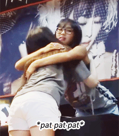 sisseutail:  hyorin likes to smell fan’s hair…….. 