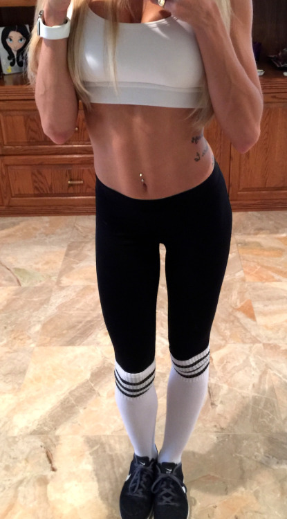 Porn Pics A Babe In Yoga Pants