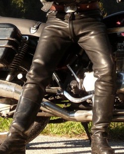 hhsau:  cuirmale:  BOOT LUST!!!…BIKER LUST!!!…LEATHER