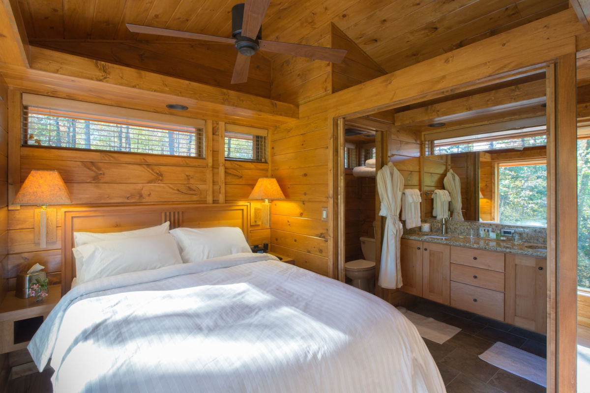 meghantopus:This gorgeous cottage is 568 square feet including the screened porch,