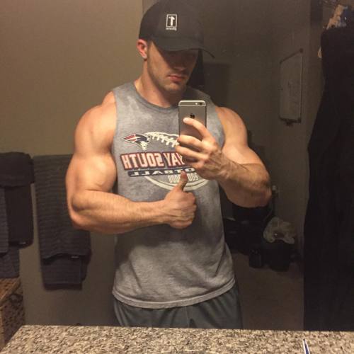 lumbrjax:  Instagram user @youngmusclestl http://ift.tt/1UrrDi1