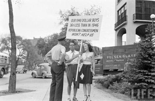Protestors run afoul of the law(George Skadding. 1948)