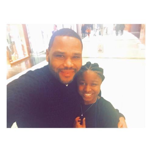 When Anthony Anderson grabs you up and takes a selfie of y'all! ☺️.#alwaysmeetingfamouspeople #myhea