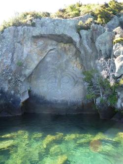 misket: Maori rock carvings at Lake Taupo.