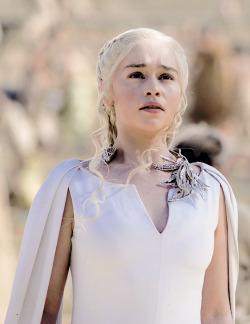 daenerystargaryendaily:   Daenerys Targaryen