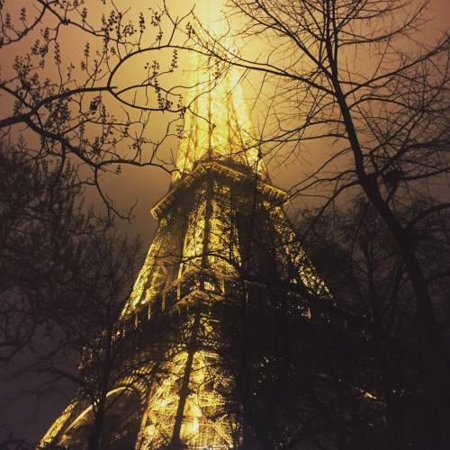 Paris ⭐️ #paris #parisbynight #latoureiffel #centre #holiday #happynewyear #2017 #newyearseve #bonne