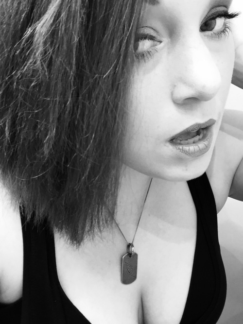 hotwifey4u2eat:  I like the new girl. She has great selfie skills.