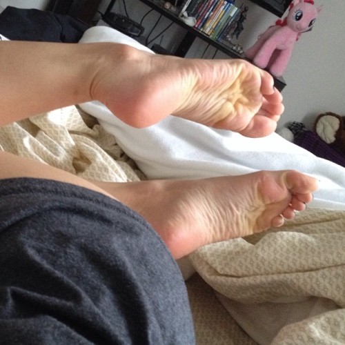 metalchaospinkamena:  misswrinkles:  Good morning!! #foot #feet #footfetish #footfetishbabe #footgoddess #footmodel #footqueen #footporn #footworship #instafeet #instafetish #wrinkledsoles #toes #longtoes #teamprettyfeet #girlsfeet #pedicure #veinyfeet