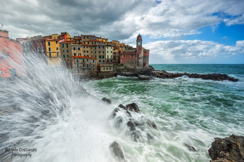 Breaking waves on the shore by AlfredoCostanzo