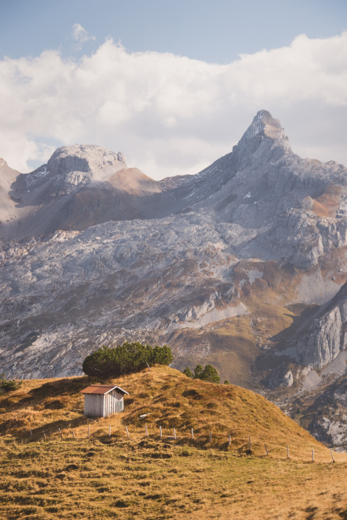 czechthecount: little hut, big  mountain peaks..