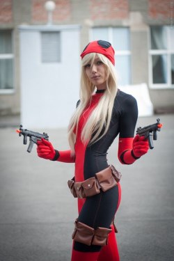 cosplayhotties:  Lady Deadpool by Mika-Kallahan 