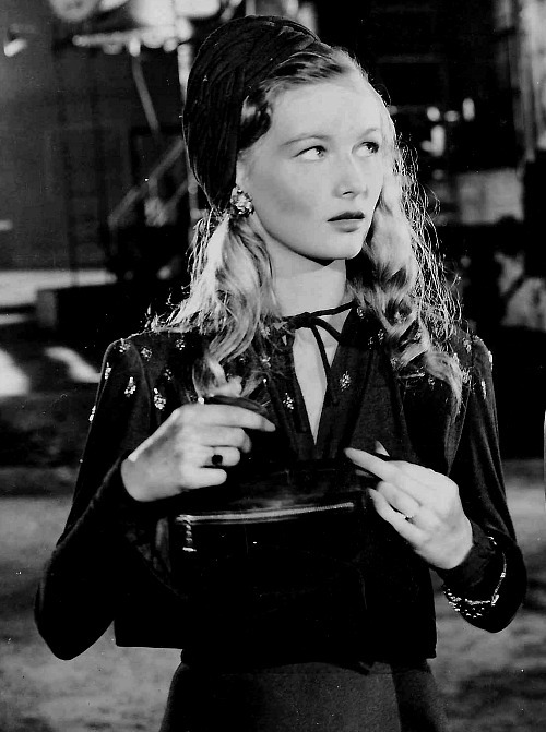 meganmonroes:Veronica Lake in This Gun For Hire (1942)