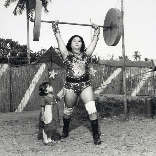 mariavontraphouse: vintageindianclothing: Shavanaas Begum with Her Three-year-old Daughter, Parveen,