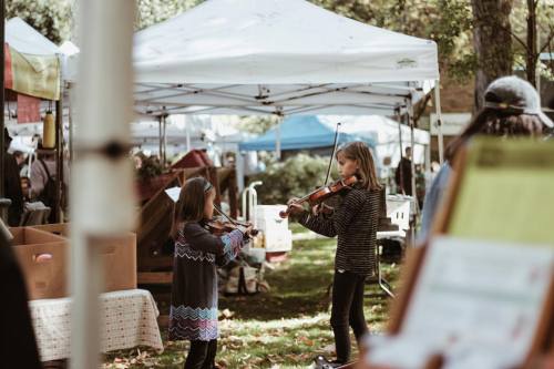 Came across these two adorable, young street performers at PSU’s Saturday Market # (at Portlan