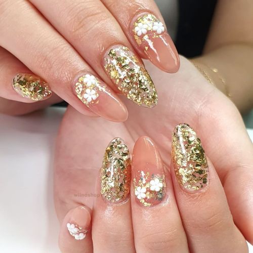 Gold flakes with little flowers #goldnails #flowernails #nudenails #gelnails #nails #naildesign #nai