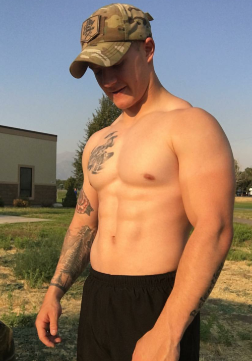 rednecksmoker:  chettbro: Army Abs N Pecs porn pictures