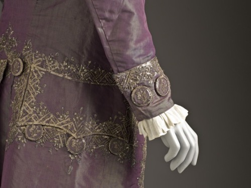 thegentlemanscloset: Man’s suit circa 1790, altered in 1805. Silk taffeta, sequins, metallic t