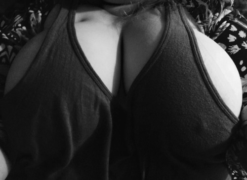 yiffjulie: Like and reblog if you want free nudes You have to be following @caoticmami