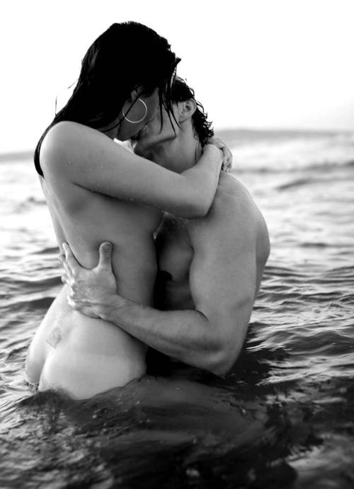 guardianfinethingsblog:A kiss in the seaSouirce  tumblrgallery