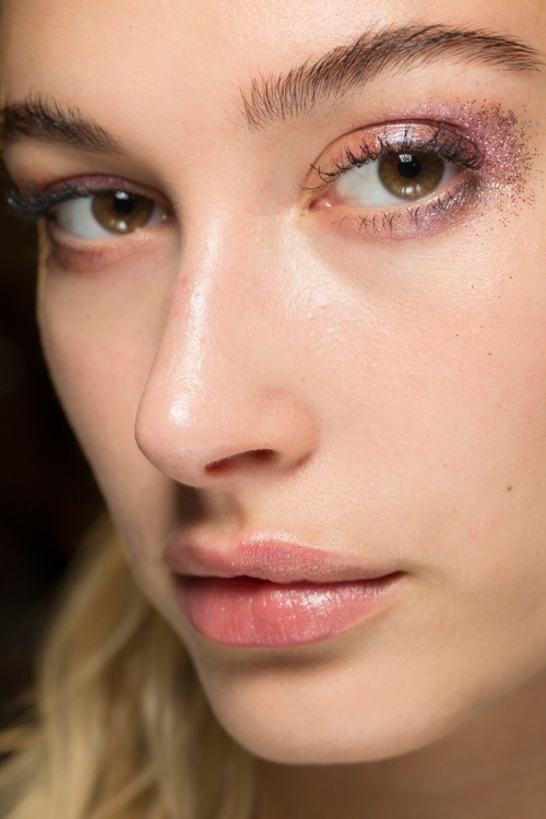 ladolcevitabella:Glamour Beauty: How to wear glitter like you’re on the Fashion Week runway!  From New York to London, Milan and Paris, glitter prevailed on the Spring/Summer 2018 runways. Whether silver or colorful, on eyelids or lips, glitter and