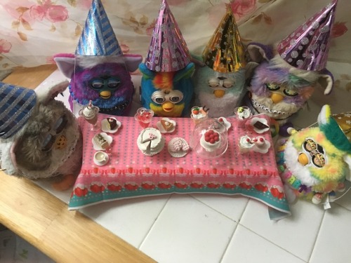 walrus-furbs: Dollar tree had furby sized party hats, so I threw a BABEY PARTY