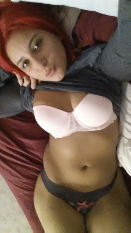 mylilredd: #MylilREDD #pink&amp;grey #laying around #kisses #redhair Check out those hips, yum!