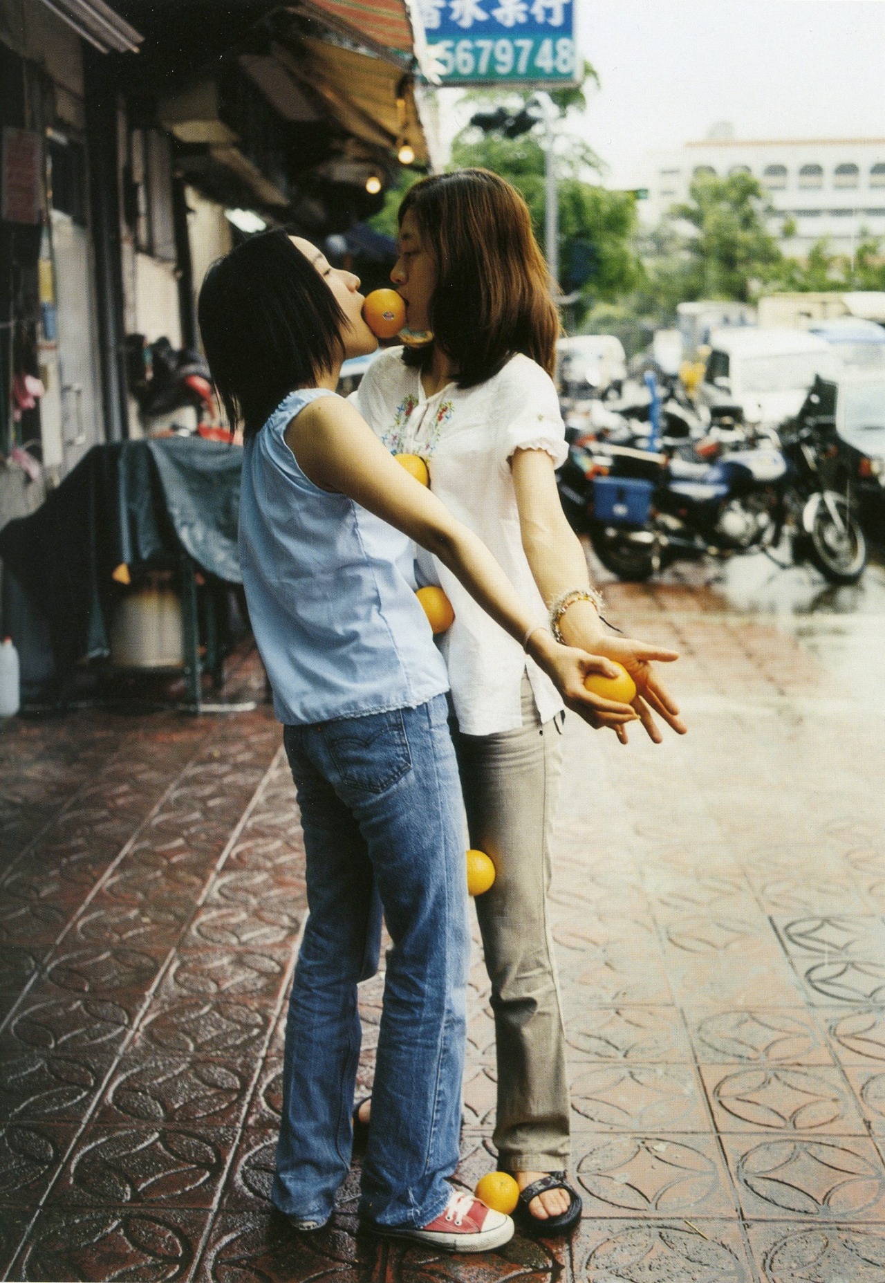 shihlun:  Erwin Wurm, One Minute Sculptures (Outdoor Sculptures Taipei), 2000. 
