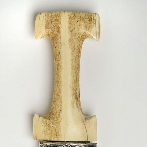art-of-swords:  Khanjar Dagger Dated: 18th century Culture: Ottoman Place of Origin: Turkey Measurements: overall length 53 cm; blade length 30.5 cm The dagger has a curved blade of watered wootz steel and marine ivory handle. The scabbard is decorated