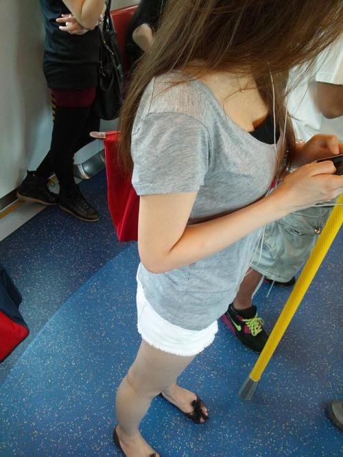 asiavoyeur: downblouse in train