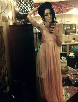 non-volerli-vittime:  Vintage nightgowns and hairy pits yes good idea thank you spring weather    Nice combination :)