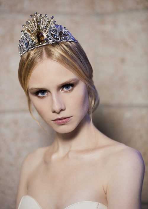 Swarovski Tiara for Vienna`s Opera Ball 2019 by Donatella VersaceQuelle: Donatella Versace entwirft 