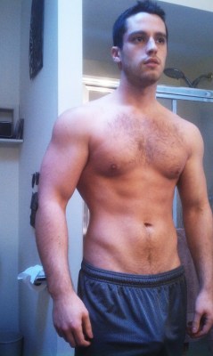 southhallspsu:  aviewbeyond:  Popular guy at my gym   I can see why. Great bulge 