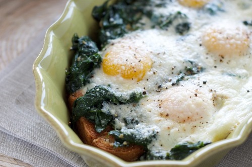 Baked Eggs w. Spinach &amp; Brioche 2 tablespoons olive oil 1 clove garlic, minced 2 bunches spi