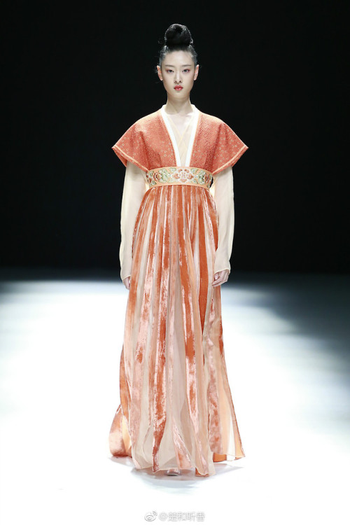 dressesofchina:楚和听香’s Tang-dynasty inspired 2019 Spring collection