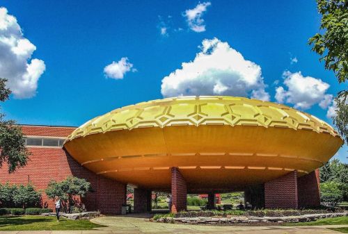 Close encounters of the golden kind. #franklloydwright #taliesinassociatedarchitects #architecture #