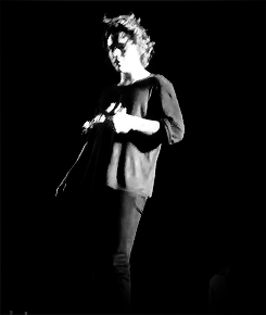 archieandrewx:  in which harry puts a flower crown on his d. 