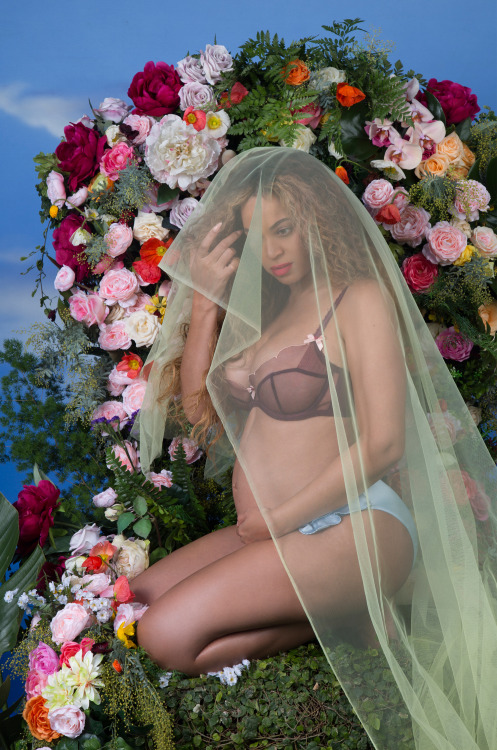 beyhive4ever:Venus falls in love, flowers grow wherever.Love touches her, this is how she is reborn.