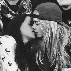 lipstick-lesbian:  ♀♡♀