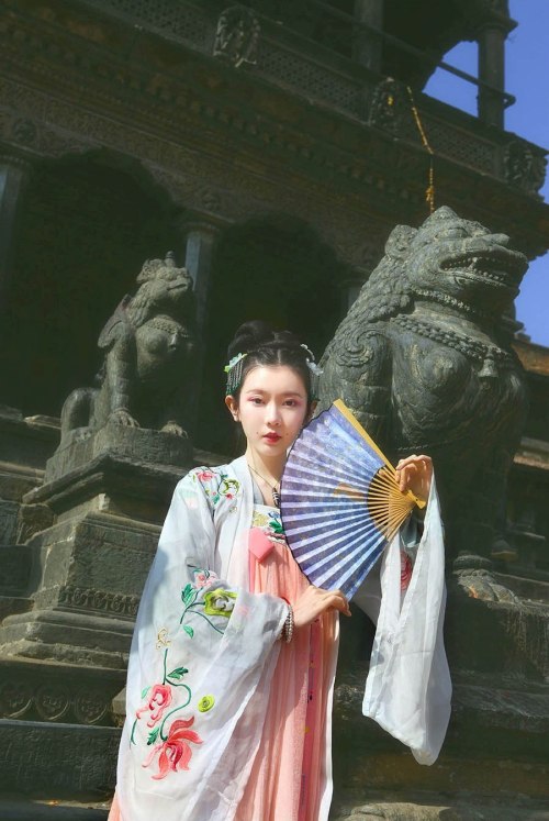 弥秋君 wearing Hanfu (han chinese clothing) in Lalitpur, Nepal. Tang Dynasty-style chest-high Ruqun/襦裙 