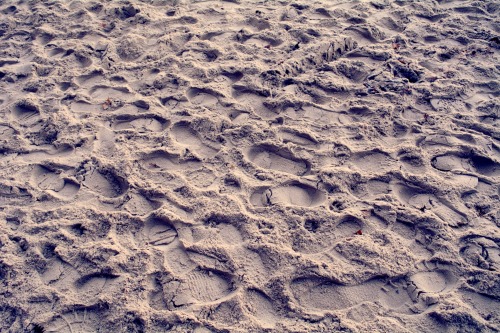 Souvenir…La foule était passée par là un jour d’été, plage des oiseaux à Beg-Meil (29). Pour 