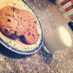 Chocolate Chip Cookies And Milk Ðÿª I Think So ! #Cookie #Chocolate #Milk #Waiting